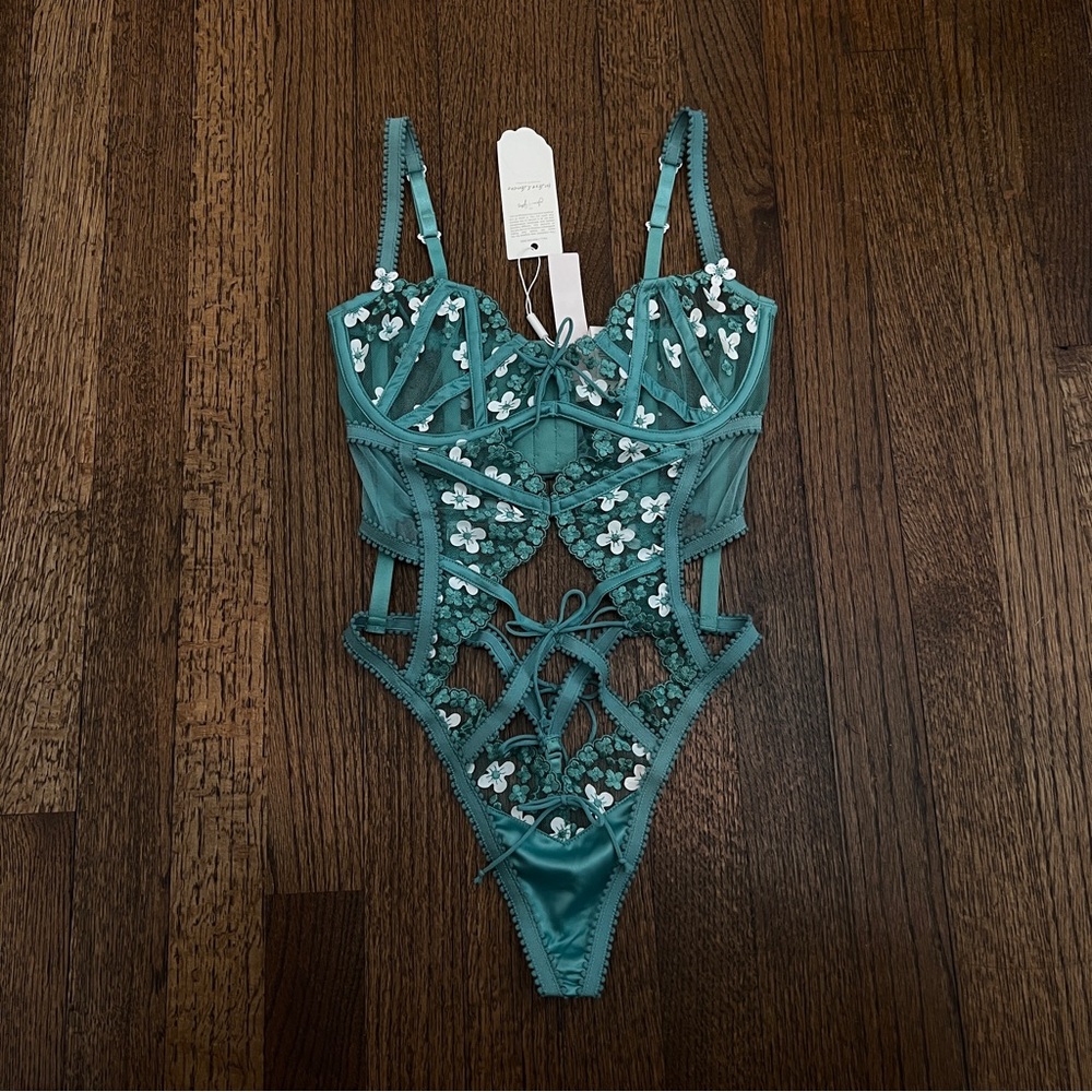 FOR LOVE & LEMONS / Daisy Embroidered Bodysuit